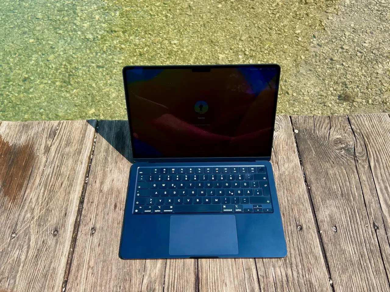 Digitaler Nomade werden – und in welcher Dosis funktioniert das wirklich? 7 Laptop an einem mobilen Arbeitsplatz direkt an einem See