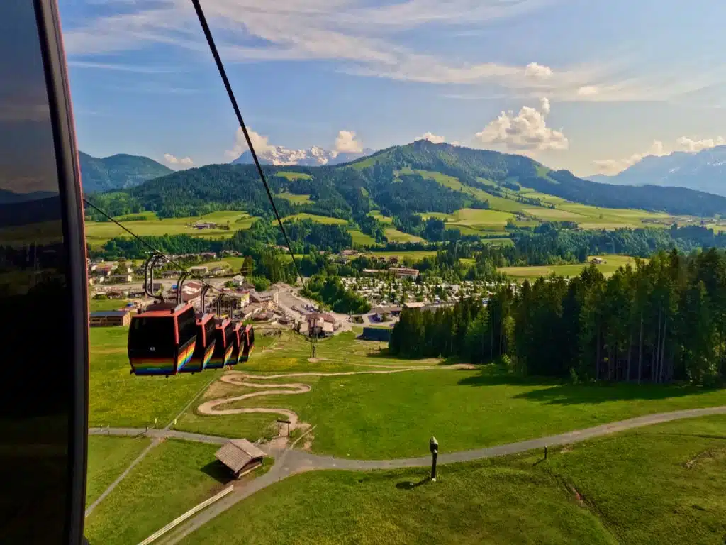 Wenn du in Fieberbrunn und dem PillerseeTal Urlaub machst, wirst du mit ziemlicher Sicherheit einige aufregende und zauberhafte Bergtouren machen und die schönsten Wanderwege der Region entdecken wollen. Selbstverständlich kannst du deine Wanderungen im Tal starten. Oder du sparst dir die Kräfte und wanderst ab der Mittel- oder Bergstation der zahlreichen Seilbahnen. Die Bergbahnen Fieberbrunn und PillerseeTal sind ideal, um die Gipfel zu stürmen. Welche Gondeln und Sessellife gibt es? Und wie kannst du günstiger fahren? Wir haben für dich in diesem Erfahrungsbericht die wichtigsten Informationen zusammengestellt.
