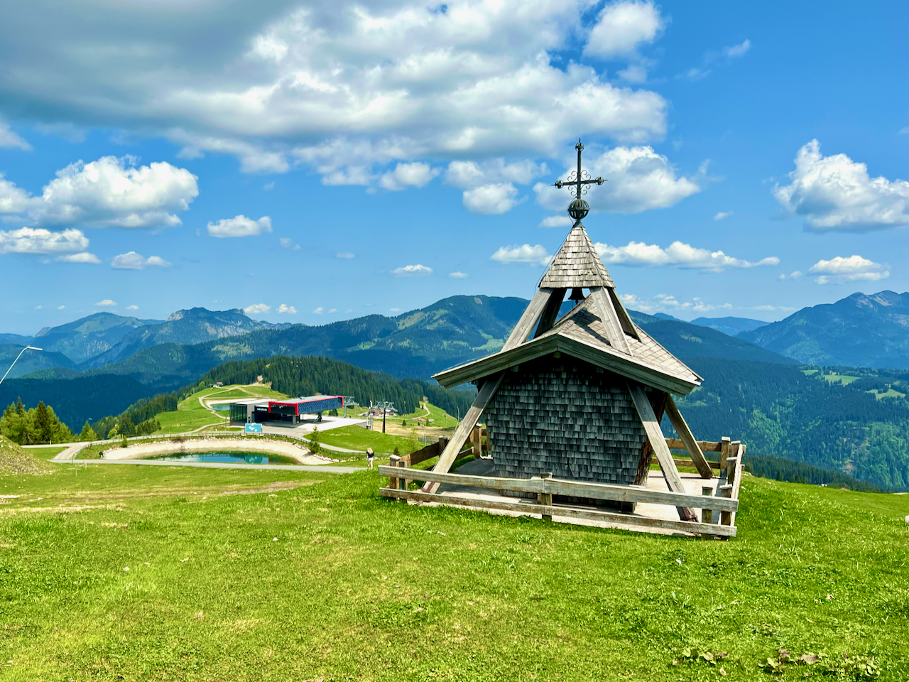 Die Hubertuskapelle auf der Steinplatte Waidring. Ausflugsziele PillerseeTal – meine Tipps & Erfahrungen in Fieberbrunn & Co. Foto: Sascha Tegtmeyer