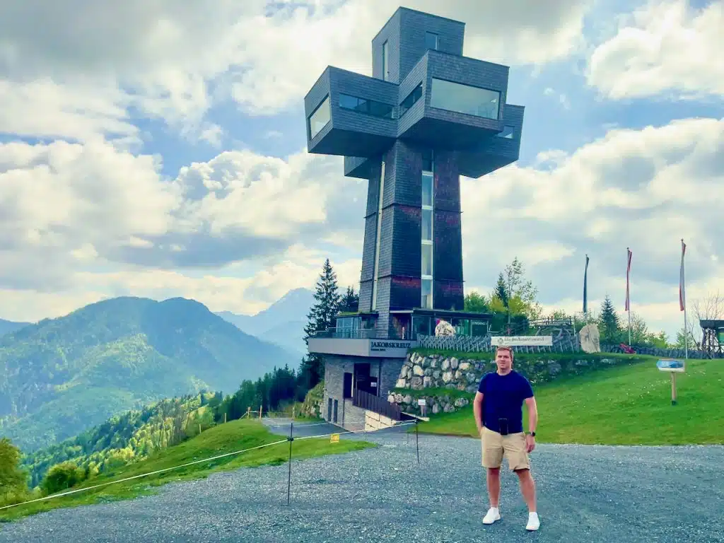 Man sieht das Jakobskreuz auf der Buchensteinwand schon aus Entfernung von vielen Kilometern. Das größte Gipfelkreuz der Welt ist ein imposanter Anblick. Wir sind in St. Jakob in Haus gestartet und haben uns das Wandergebiet angeschaut. Was gibt’s zu entdecken? Lohnt es sich? Ich habe in meinem Erfahrungsbericht mit Tipps und Empfehlungen die wichtigsten Informationen zum Jakobskreuz auf der Buchensteinwand zusammengestellt.