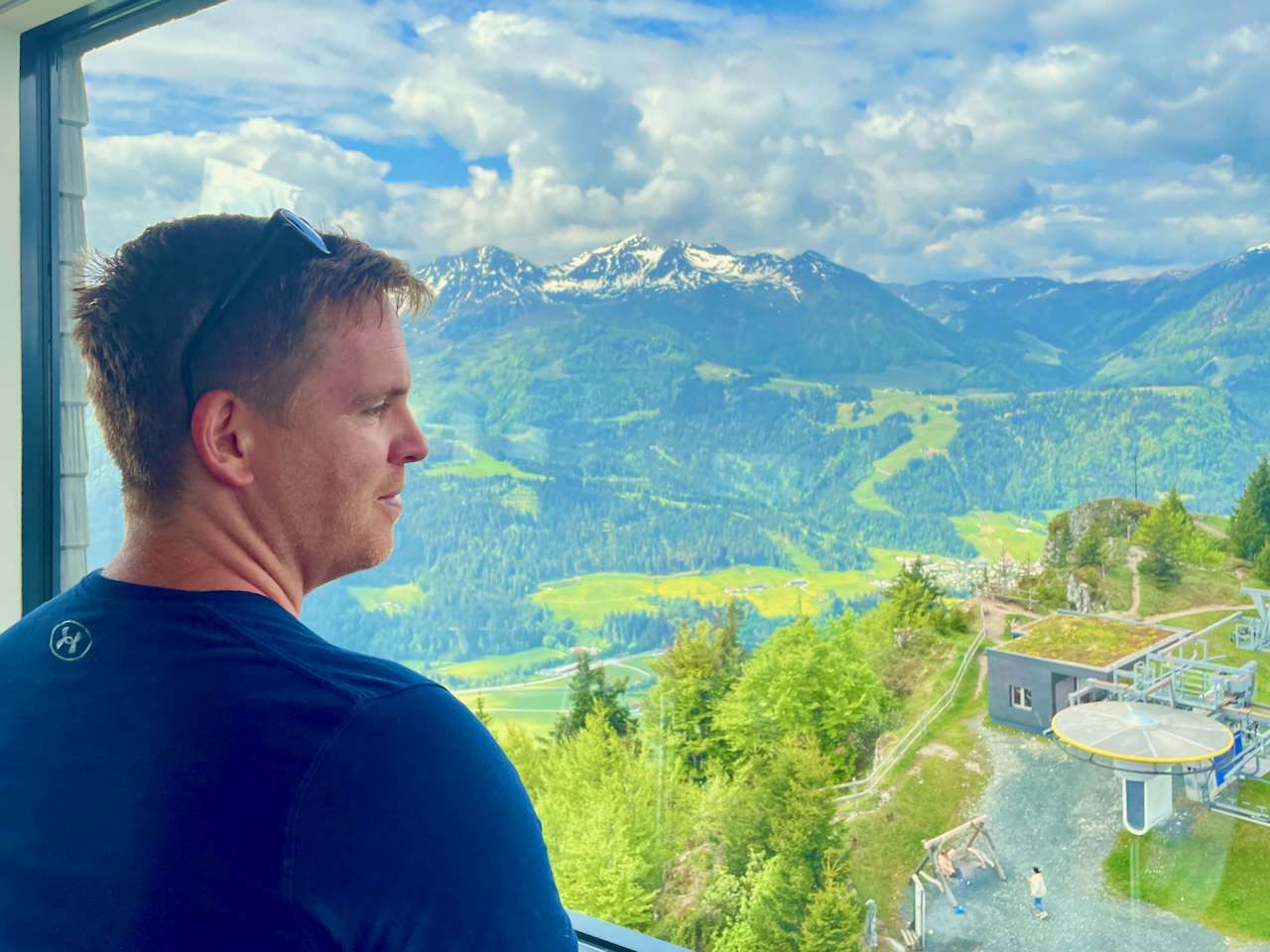 Ein beeindruckender Ausblick auf die Täler hinter Panoramaglas – das Jakobskreuz hat beeindruckende Dimensionen. Foto: Sascha Tegtmeyer