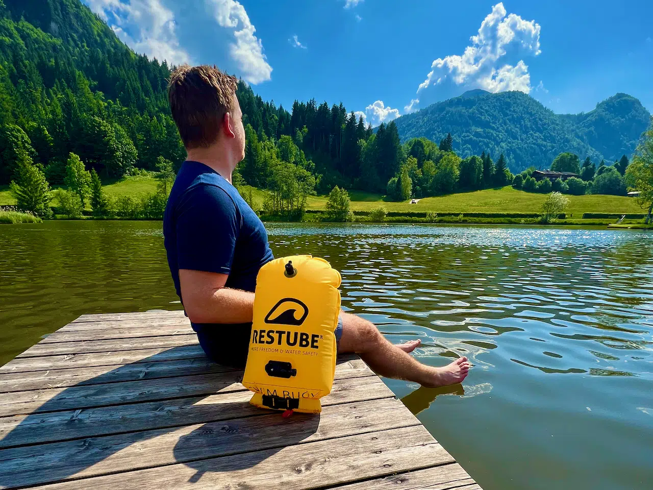 Reise-Gadgets – Tests, Tipps & Entscheidungshilfen 4 Restube Schwimmboje beim Einsatz am Wasser