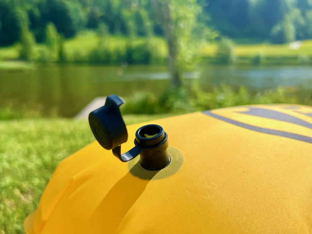 Die auffällige gelbe Farbe der Schwimmboje ist das erste, was ins Auge fällt. Sie erhöht die Sichtbarkeit im Wasser erheblich, ein unverzichtbarer Sicherheitsaspekt, vor allem in offenen Gewässern. Foto: Sascha Tegtmeyer Restube Schwimmboje Testbericht Erfahrungen