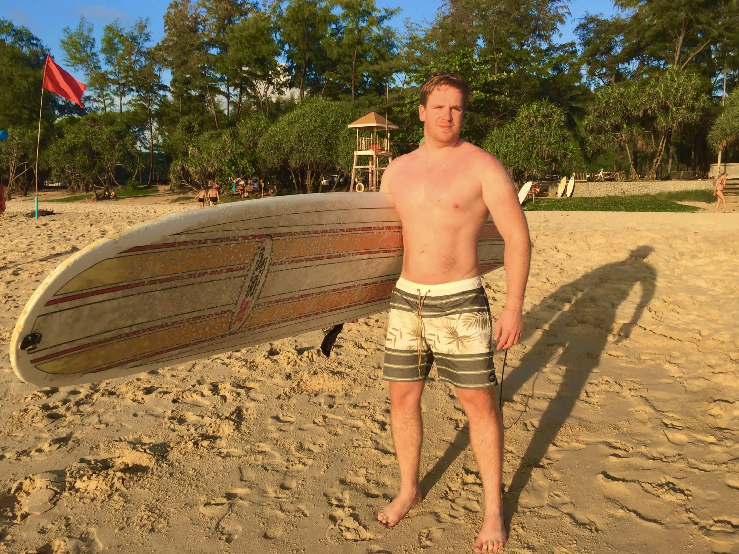 Beste Reisezeit für Thailand: Wann wohin reisen? 2 Sascha Tegtmeyer mit Surfbrett an einem Strand auf Phuket