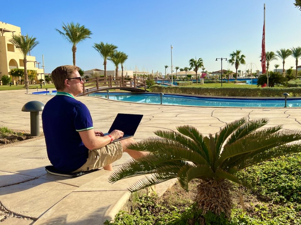 Workation Tipps, Tricks & Erfahrungen – Urlaub und Arbeit sinnvoll verbinden? 6 Ich habe im Hotel eine Workation gemacht – also in drei Wochen zwei Wochen Urlaub gemacht und eine Woche lang gearbeitet. Das funktioniert im Mövenpick Resort sehr gut, weil es nahezu überall zuverlässiges WLAN gibt. Mövenpick Resort Soma Bay Erfahrungen Bewertungen Erfahrungsbericht Reisebericht