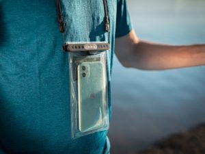 Das Smartphone ist mittlerweile ein ständiger Begleiter – auch am Strand und auf dem Wasser. Ein entspannter Tag am Strand, eine aufregende Segeltour, ein Sprung ins kühle Nass oder eine gemütliche Paddeltour auf dem SUP – all diese tollen Aktivitäten können ein Risiko für dein Smartphone sein. Sand am Strand oder Spritzwasser auf dem Board können deinen technischen Geräten ordentlich zusetzen. Aber muss man wirklich darauf verzichten, das Smartphone mitzunehmen? Die Restube wasserdichte Handyhülle, die der Hersteller in Kooperation mit Fidlock entwickelt hat, verspricht Abhilfe. Aber ist die wasserdichte Tasche auch sicher? Welche Stärken und Schwächen hat sie? In meinem Restube wasserdichte Handyhülle Test mit meinen persönlichen Erfahrungen berichte ich dir, ob der Smartphone-Schutz hält, was er verspricht.