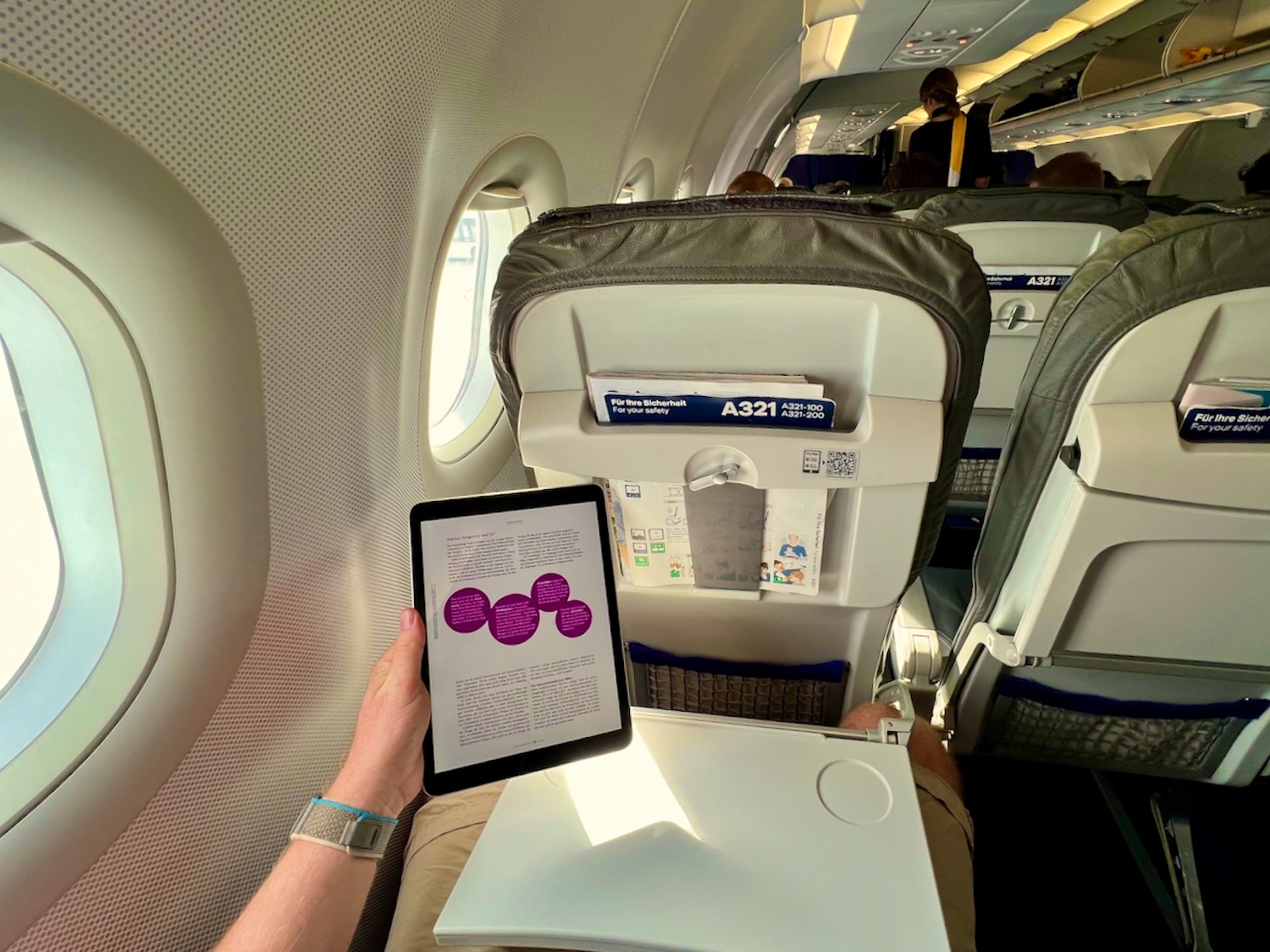 Im Flugzeug ist ein iPad als eBook Reader einfach ideal – ich habe auf der letzten Reise auf dem Tablet so viel mehr gelesen als normalerweise in herkömmlichen Büchern. Der Text ist auf dem iPad einfach zugänglicher. Und im Zweifelsfall kannst du einfach auf dem iPhone weiterlesen. Foto: Sascha Tegtmeyer iPad als eBook Reader Tipps Erfahrungen Erfahrungsbericht