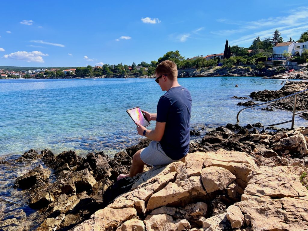 Für mich gestaltet sich die Antwort auf die Frage Welcher E-Reader für wen? ganz einfach: Wenn du wirklich nur lesen willst, nimm den Kindle – wenn du dein Tablet für mehr nutzen möchtest wie Schreiben, Fotos bearbeiten, im Internet surfen und vieles mehr, dann nutze lieber das iPad. Foto: Sascha Tegtmeyer iPad als eBook Reader Tipps Erfahrungen Erfahrungsbericht