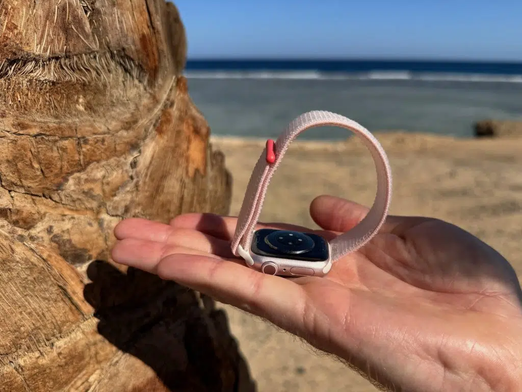 Apple Watch Armbänder Tests, Empfehlungen & Tipps – die schönsten Loops für deine Smartwatch 16 Auf dem Bild sieht man eine Apple Watch Series 9, die umgedreht auf einer Handfläche liegt. Das Armband steht in die Höhe.
Bei dem Armband handelt es sich um einen Apple Watch Sport Loop. Links im Bild ist ein Baumstamm, und im Hintergrund sieht man eine offene Fläche, einen Strand und das Meer
Für jeden Anlass und jede Vorliebe gibt es das perfekte Armband. Meine Frau hat sich erst im vergangenen Jahr ein Sport Loop gekauft. Dieses Armband ist seit vielen Jahren ein Dauerbrenner und wird bis heute auch im Original vom Hersteller produziert. Foto: Sascha Tegtmeyer