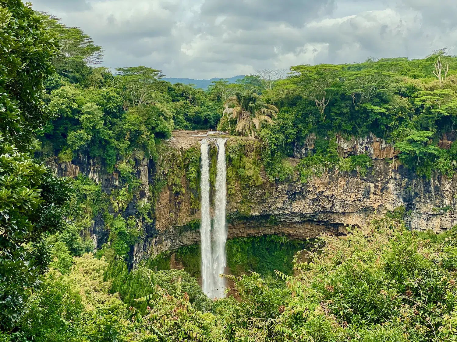 Beste Reisezeit Mauritius: Welcher Monat passt zu deiner Reise? 5 Chamarel-Wasserfall unter grauen Wolken auf Mauritius