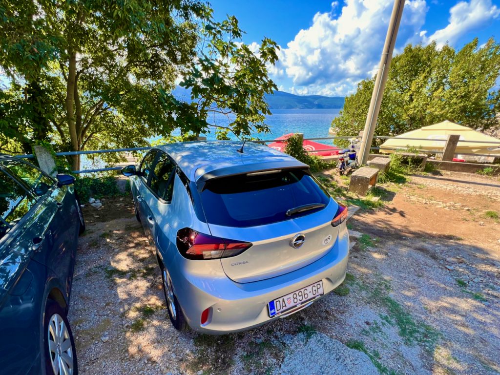 Mietwagenparkplatz direkt am Strand. Im September kannst du Glück haben und diesen Luxus genießen. Foto: Sascha Tegtmeyer