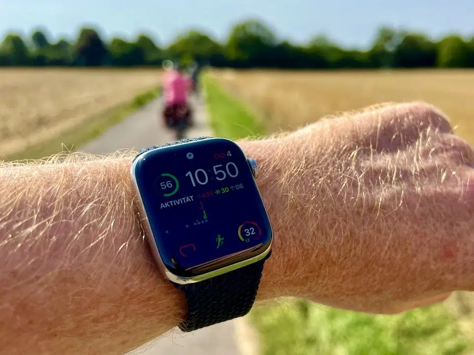 Apple Watch bei Hitze: Erfahrungen, Grenzen & Soforthilfe 1 Apple Watch am Handgelenk bei sonnigem Wetter mit angezeigten 32 Grad