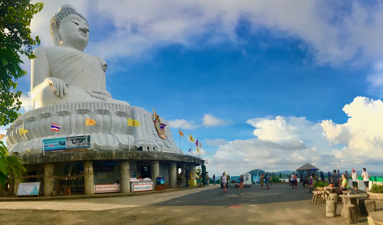 Big Buddha auf Phuket – meine Erfahrungen & Tipps 5 Weiße Big-Buddha-Statue auf dem Nakkerd Hill mit Besuchern davor