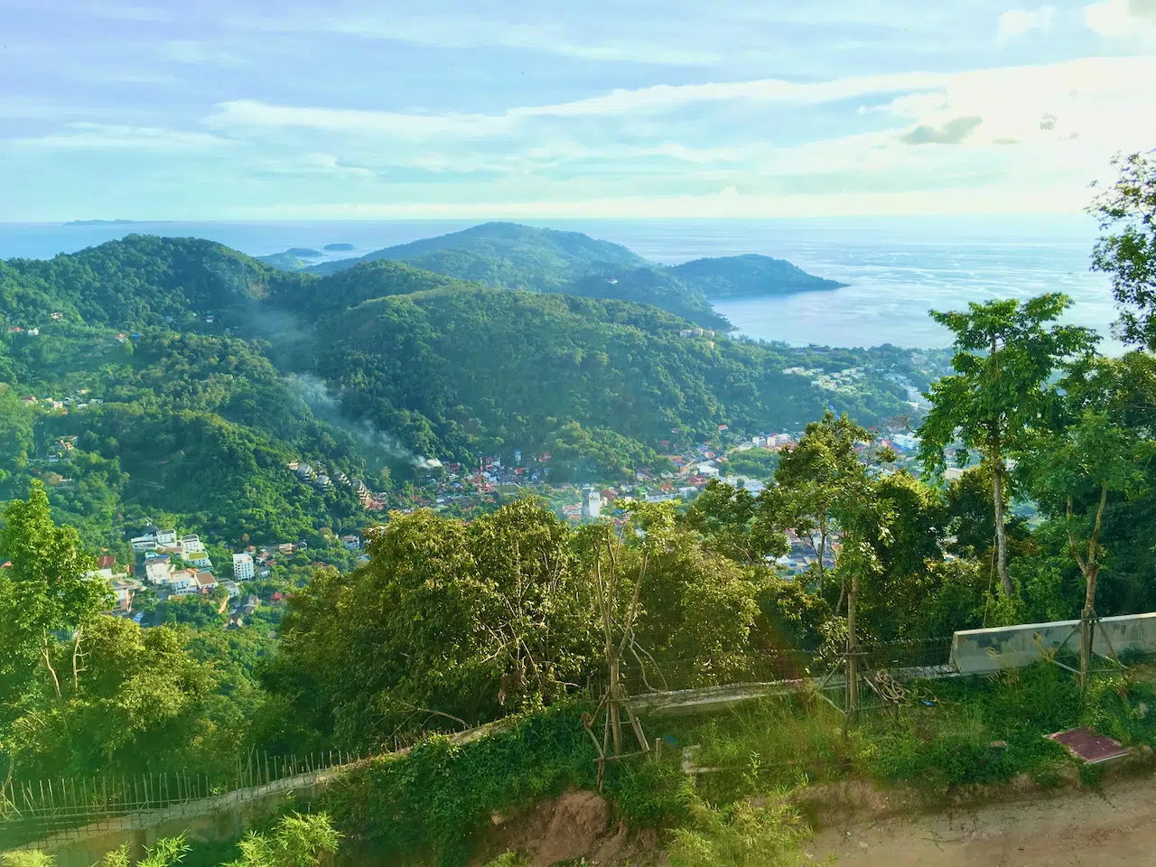 Big Buddha auf Phuket – meine Erfahrungen & Tipps 9 Blick vom Nakkerd Hill über bewaldete Hügel und die Küste von Phuket