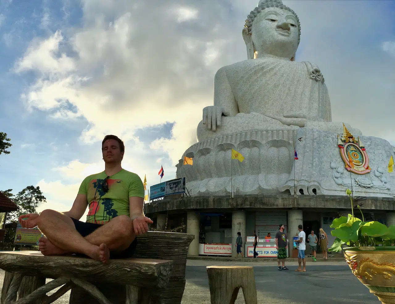 Big Buddha auf Phuket – meine Erfahrungen & Tipps 4 Sascha Tegtmeyer meditiert vor dem Big Buddha auf Phuket