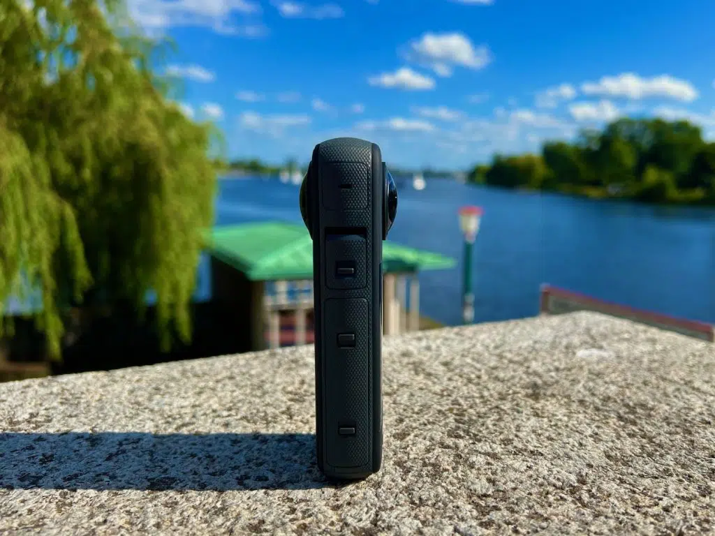 Insta360 X3 Test & Erfahrungen – lohnt sich die 360-Grad-Kamera noch? 10 Seitenansicht der Insta360 X3 mit Bedientasten und den beiden hervorstehenden Objektiven