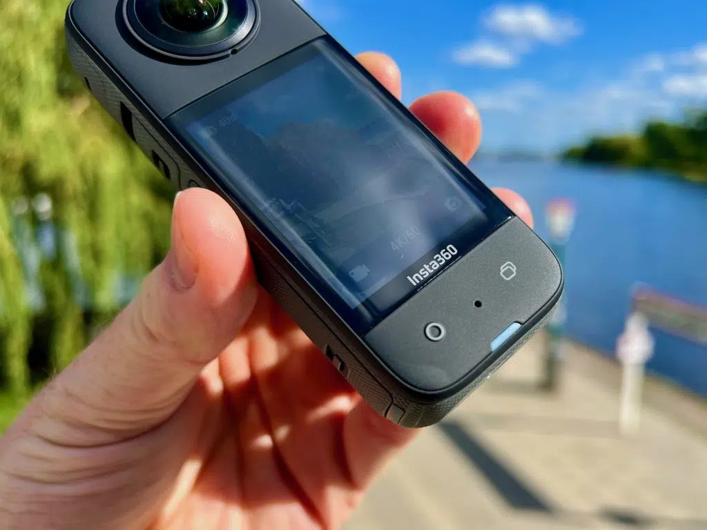 Insta360 X3 Test & Erfahrungen – lohnt sich die 360-Grad-Kamera noch? 6 Touchscreen und zwei Tasten auf der Vorderseite der Insta360 X3