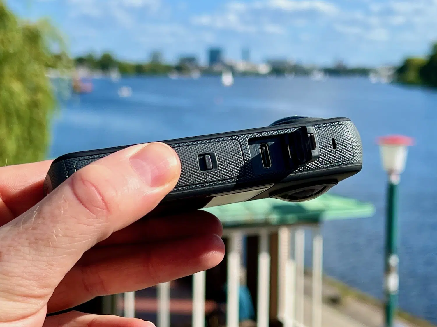 Insta360 X3 Test & Erfahrungen – lohnt sich die 360-Grad-Kamera noch? 12 Geöffnete Anschlussabdeckung mit USB-C-Buchse an der Insta360 X3