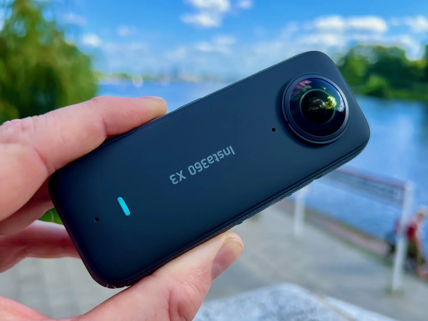 Insta360 X3 Test & Erfahrungen – lohnt sich die 360-Grad-Kamera noch? 5 Rückseite der Insta360 X3 mit gewölbtem Objektiv und Statusleuchte