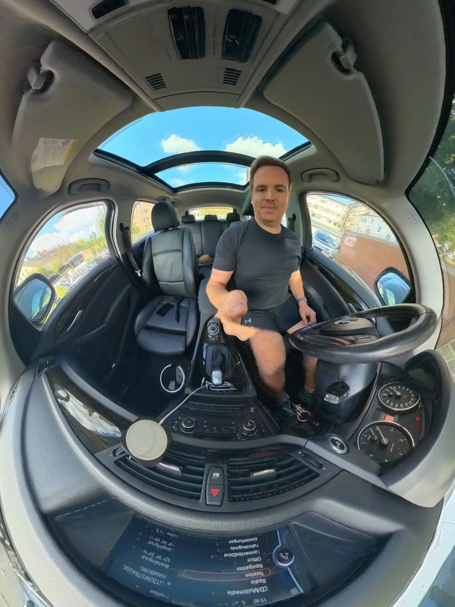 Insta360 X3 Test & Erfahrungen – lohnt sich die 360-Grad-Kamera noch? 13 360-Grad-Selbstaufnahme von Sascha Tegtmeyer im Innenraum eines Autos