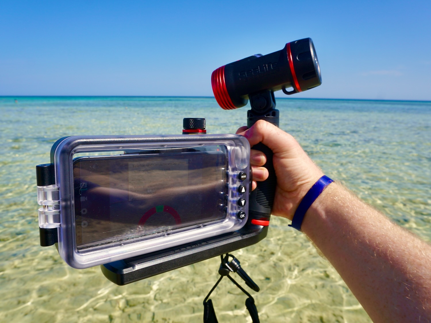 Liegt gut in der Hand – auch im Vergleich zu den direkten Mitbewerbern schneidet das Sealife Sportdiver SL400 sehr gut ab. Sealife Sportdiver SL400 Unterwassergehäuse Test Foto: Sascha Tegtmeyer