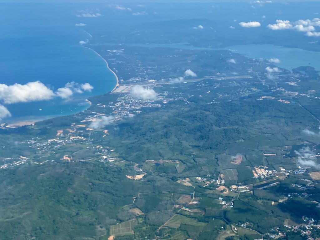 Phuket von oben – nach Thailand solltest du um die 20 Stunden Reisezeit einplanen – Kommt natürlich darauf an, wo du wohnst, wie lange du zum Flughafen brauchst und wie lange die Zwischenstops dauern. Erfahrungsgemäß dauert es zwischen 20 und 30 Stunden. Foto: Sascha Tegtmeyer