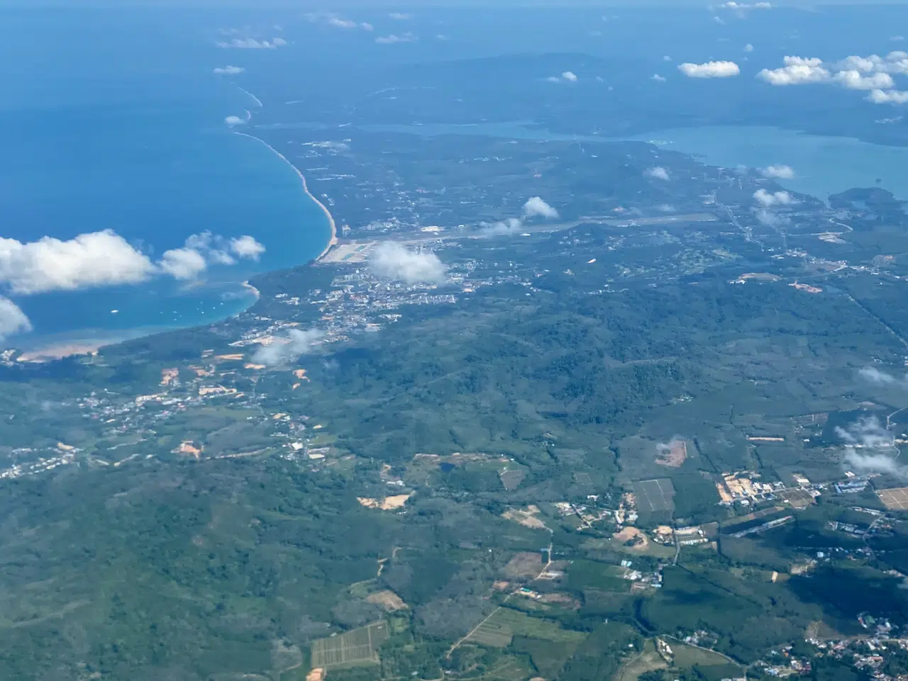 Sehenswürdigkeiten auf Phuket: meine Auswahl für deine Reise 9 Der Sirinat Nationalpark befindet sich direkt am Flughafen (Mitte links im Bild). Foto: Sascha Tegtmeyer