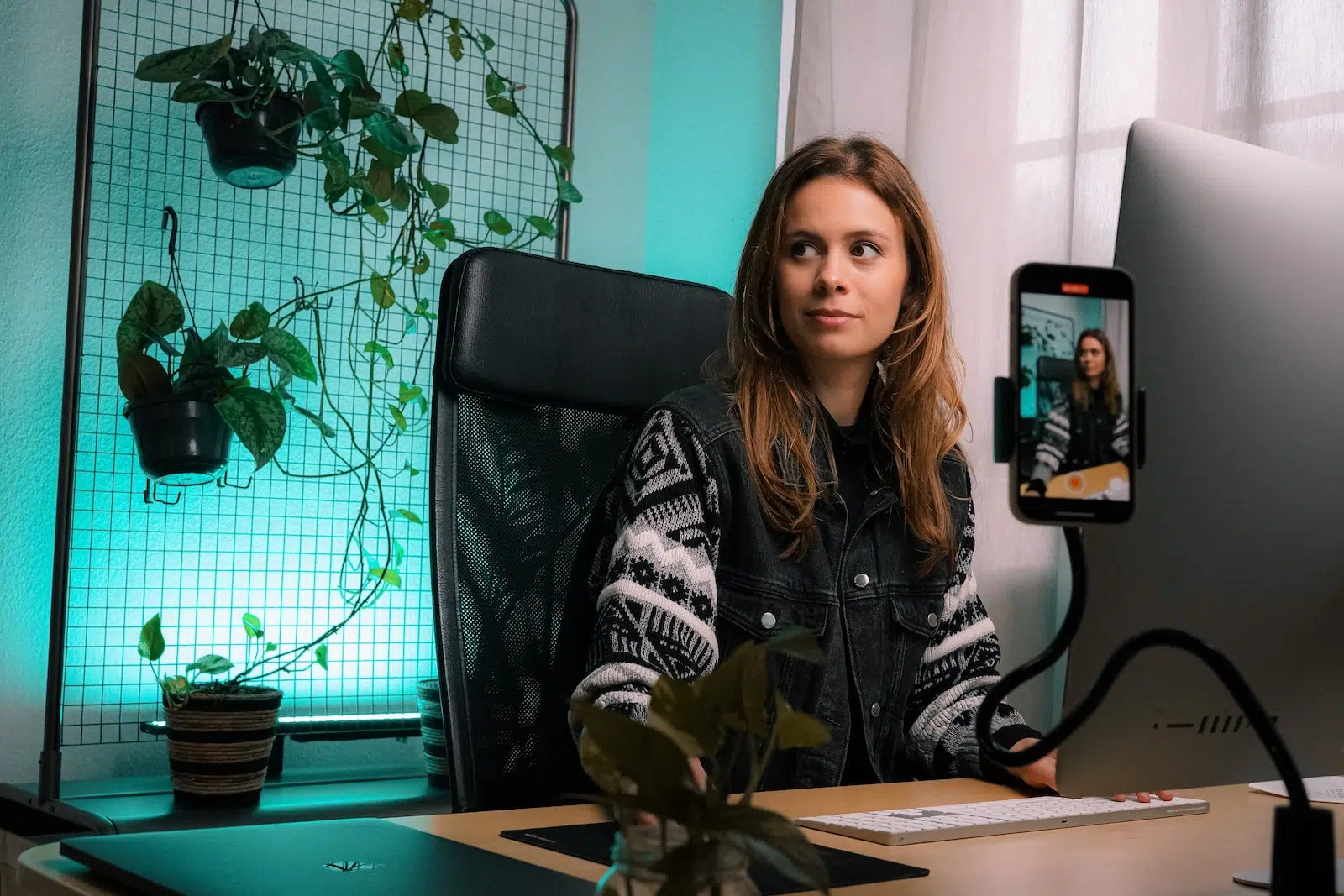 Kooperationsanfrage an Influencer und Blogger: So wird daraus ein verhandelbares Angebot 3 Content Creatorin bei der Arbeit mit einer Kamera