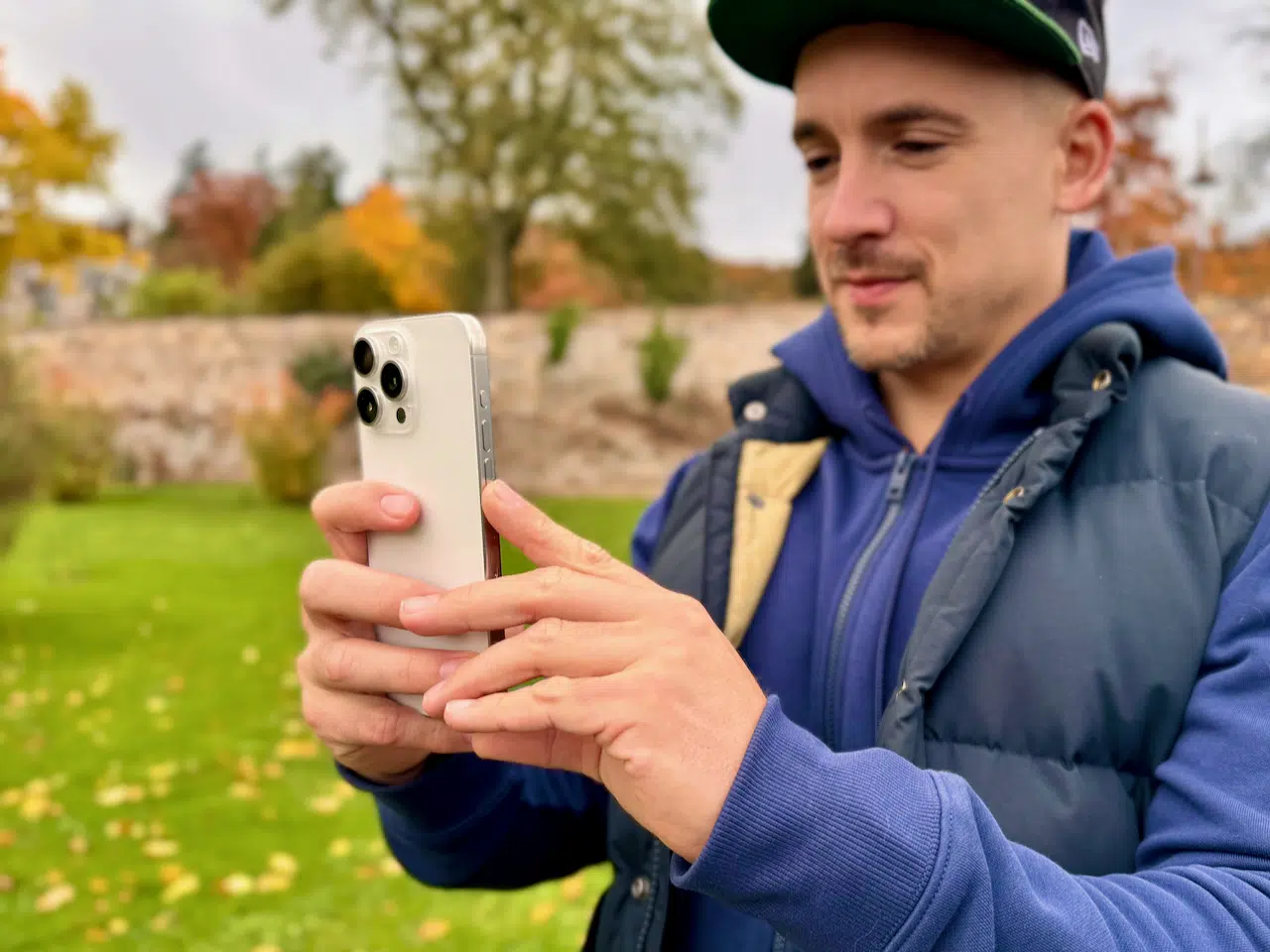 iPhone 15 Pro Max Test: meine Erfahrungen auf Reisen und Kaufcheck 2026 1 Fotograf bedient ein iPhone 15 Pro Max im Freien