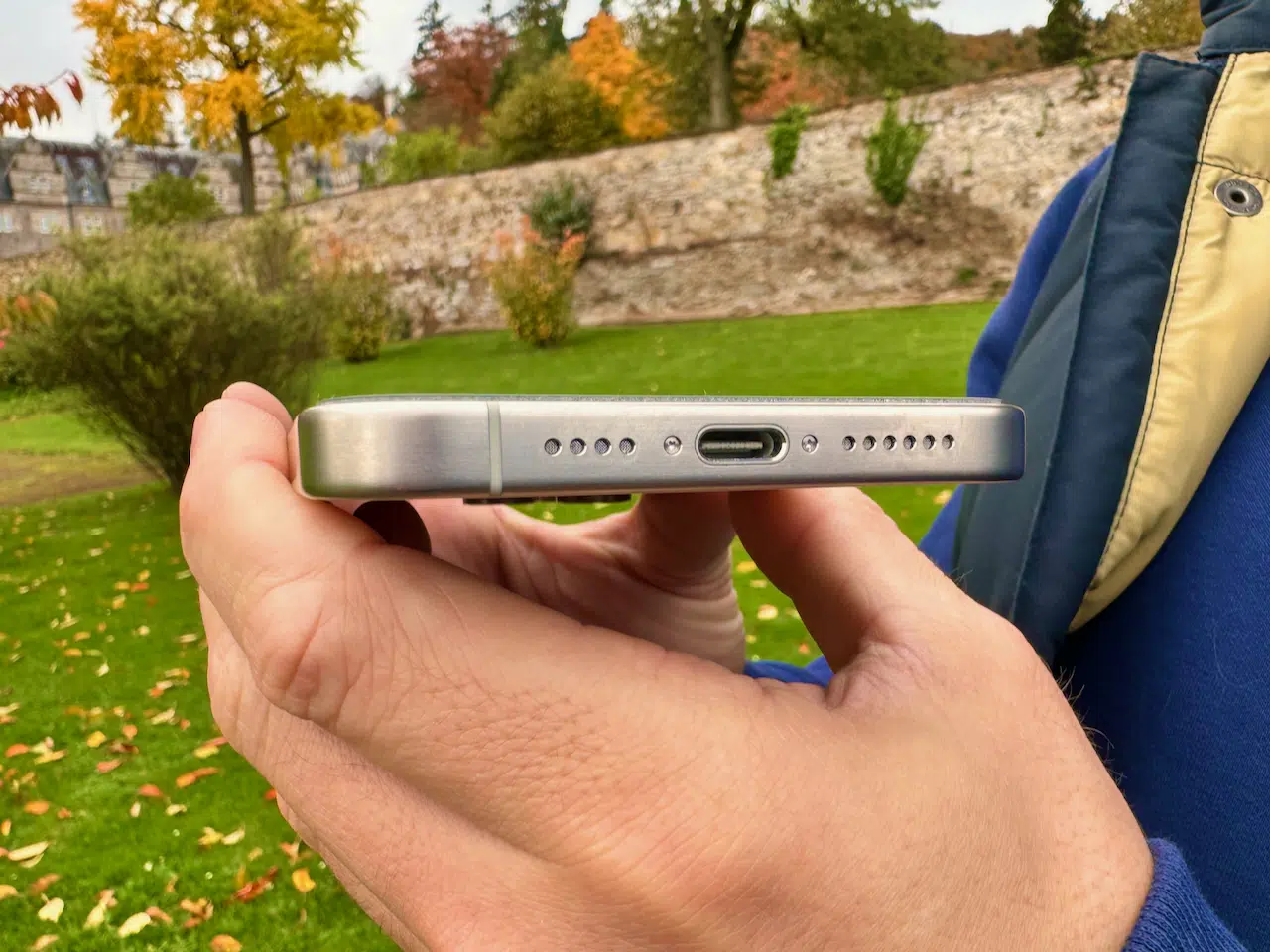 iPhone 15 Pro Max Test: meine Erfahrungen auf Reisen und Kaufcheck 2026 10 USB-C-Anschluss an der Unterseite des iPhone 15 Pro Max