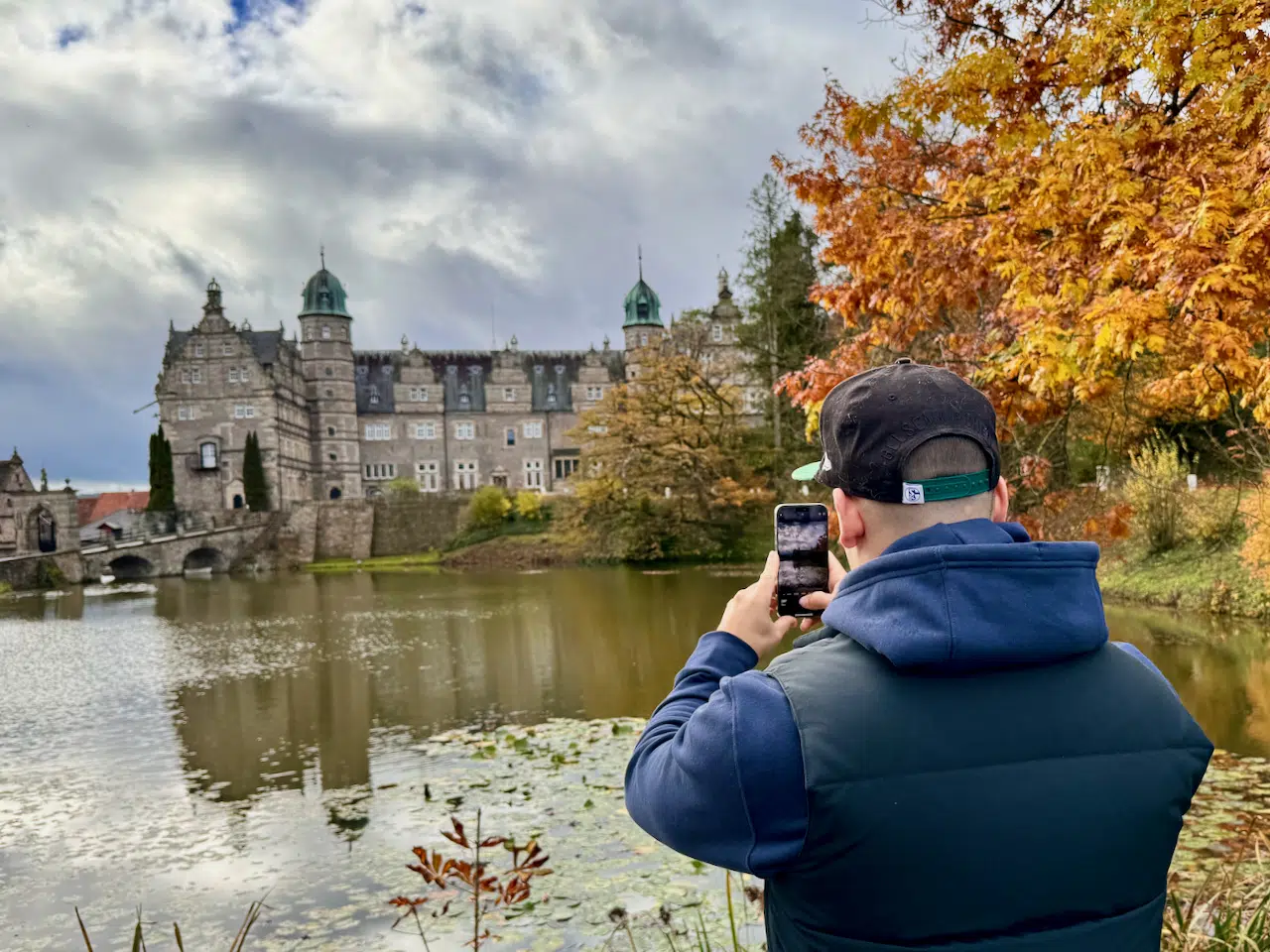 iPhone 15 Pro Max Test: meine Erfahrungen auf Reisen und Kaufcheck 2026 3 Fotograf nimmt mit dem iPhone ein Schloss an einem See auf