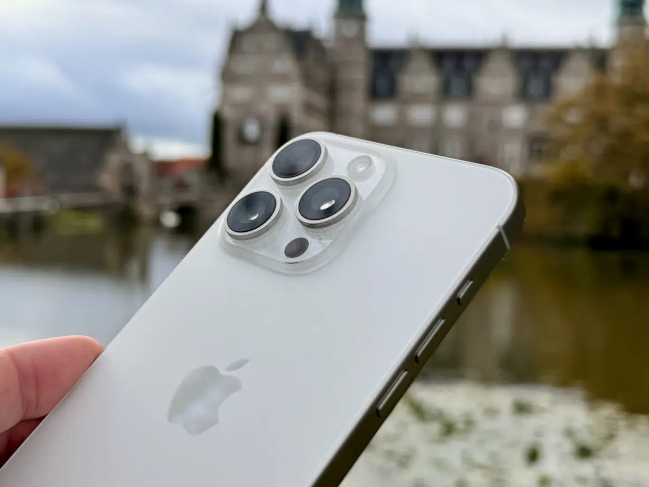 iPhone 15 Pro Max Test: meine Erfahrungen auf Reisen und Kaufcheck 2026 4 Rückseite des iPhone 15 Pro Max mit drei Kameralinsen