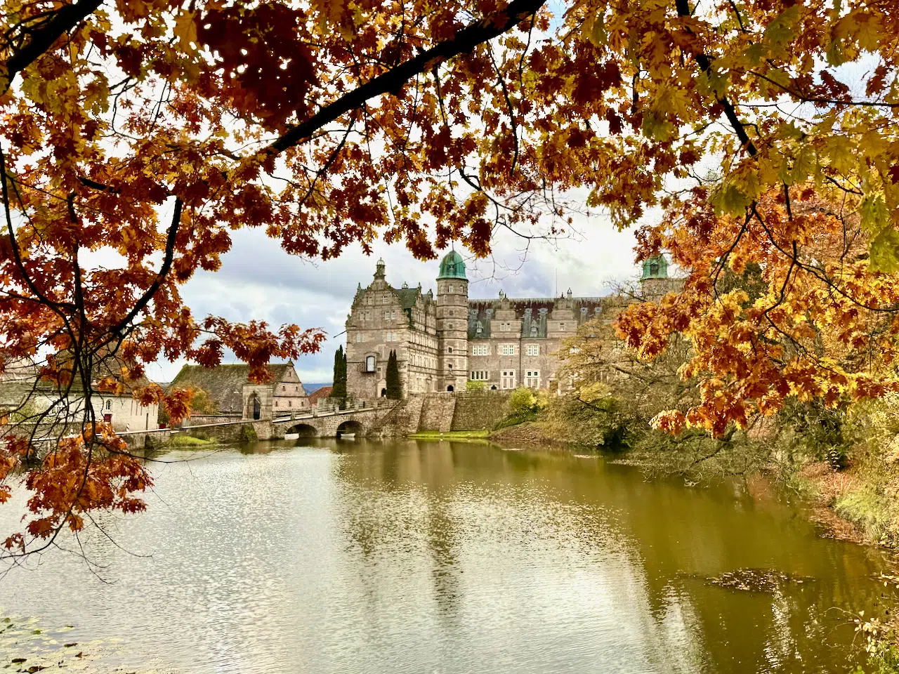 iPhone 15 Pro Max Test: meine Erfahrungen auf Reisen und Kaufcheck 2026 6 Schloss und See im Herbstlicht als Smartphone-Aufnahme