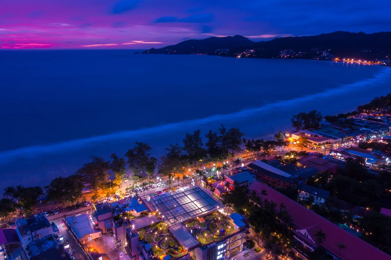 Schönste Strände auf Phuket: Welcher Strand passt zu dir? 14 Patong Beach mit dichter touristischer Bebauung