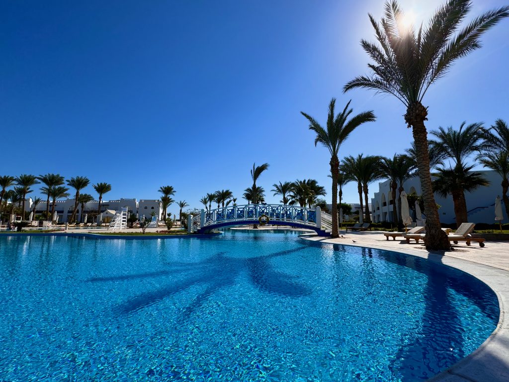 Auf dem Foto sieht man den Hotelpool des Hilton Master Alarm Hotels in Ägypten 

Wenn du im Winter nach Ägypten fliegen möchtest, achte unbedingt darauf, dass du ein Hotel mit beheiztem Pool auswählst. Ich weiß aus Erfahrung: das macht sonst keinen Spaß. Foto: Sascha Tegtmeyer
