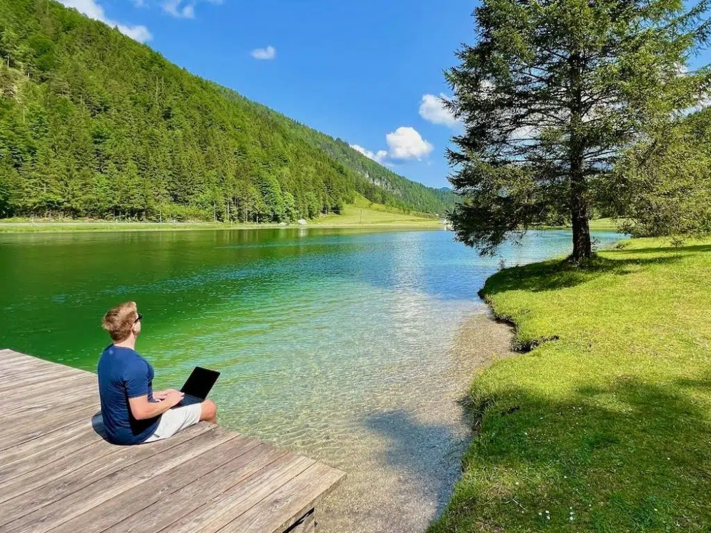 Remote arbeiten – Spaß & Sonnenschein im Homeoffice? 5 Laptop, Getränk und Arbeitsmaterial auf einem Tisch