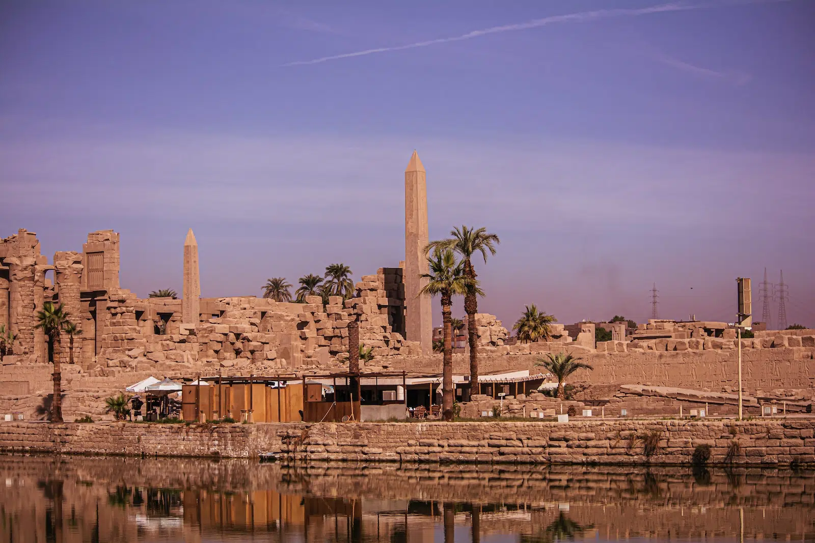 Wo ist es in Ägypten am schönsten? 16 Luxor-Tempel am Nil mit Obelisken und Palmen