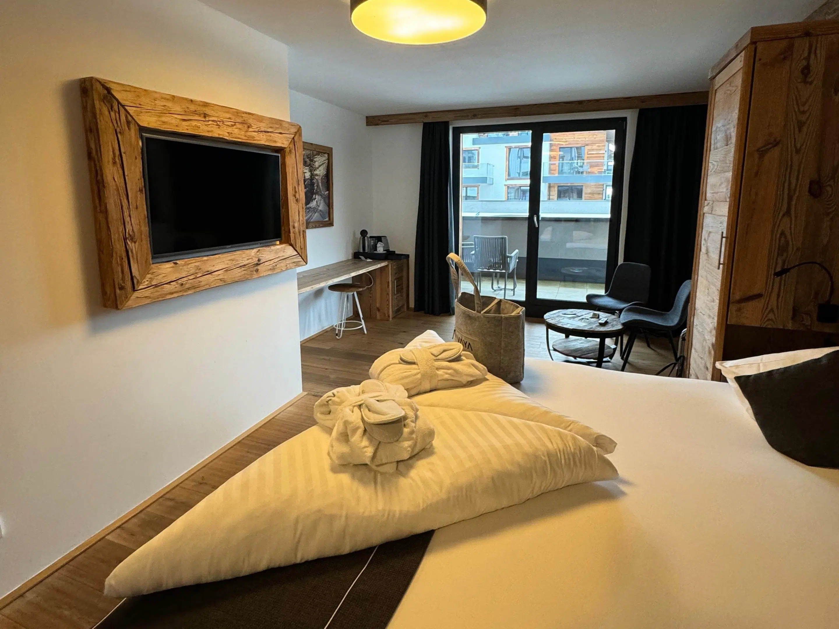 VAYA oder Alte Post Fieberbrunn? Mein ehrlicher Hotelvergleich 6 Doppelzimmer im VAYA Fieberbrunn mit großem Bett, Holzmöbeln und Balkon