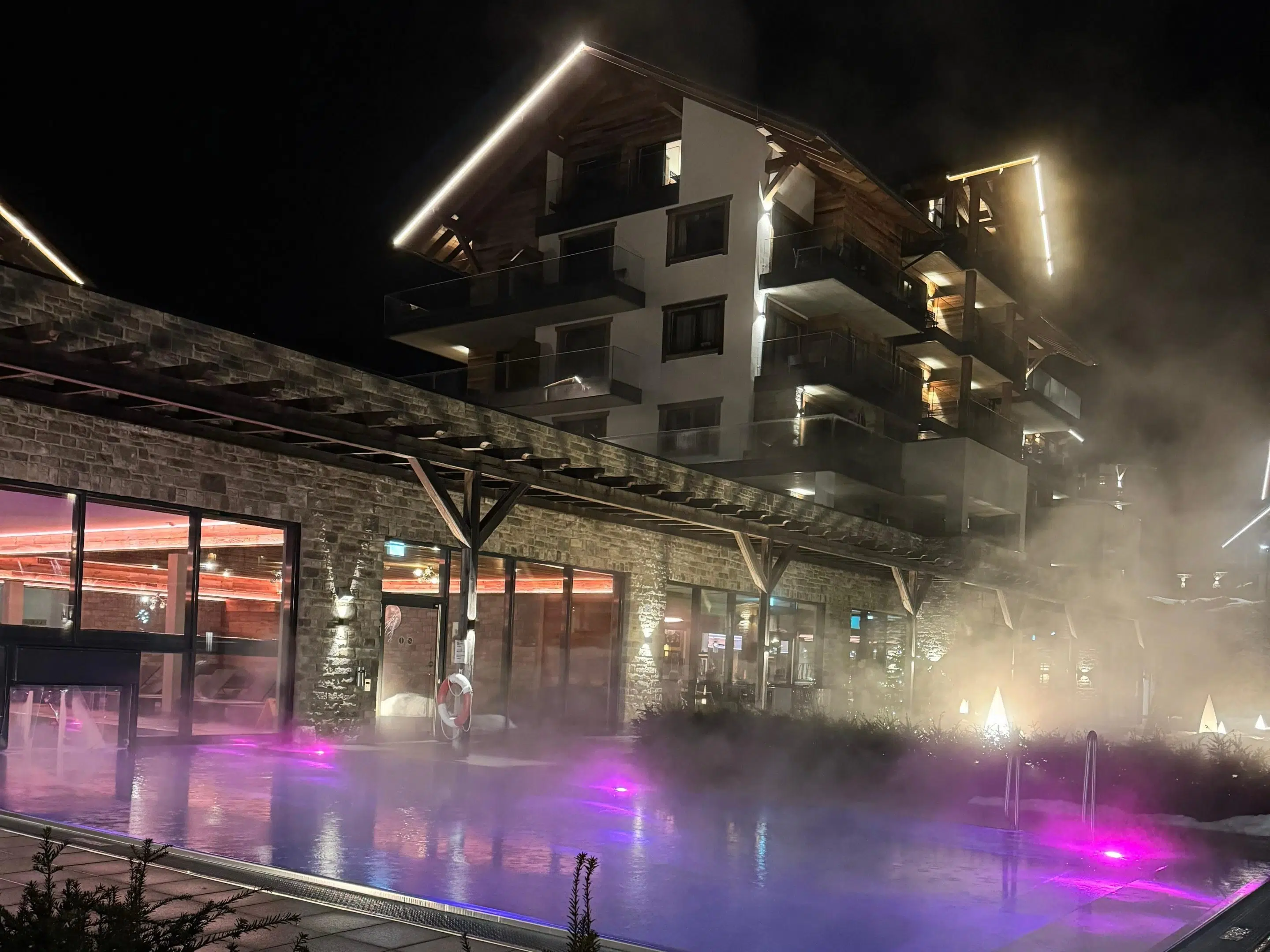 VAYA oder Alte Post Fieberbrunn? Mein ehrlicher Hotelvergleich 10 Beleuchteter Außenpool des VAYA Fieberbrunn am Winterabend