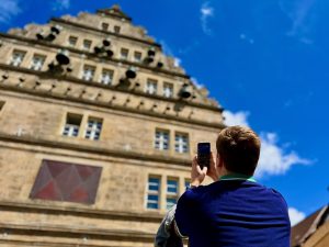 Apple Intelligence im Reisealltag getestet: Wie iPhone, iPad & Co. mit KI beim Planen, Schreiben, Fotografieren und Navigieren wirklich helfen. Mein Praxistest mit Tipps & Erfahrungen.