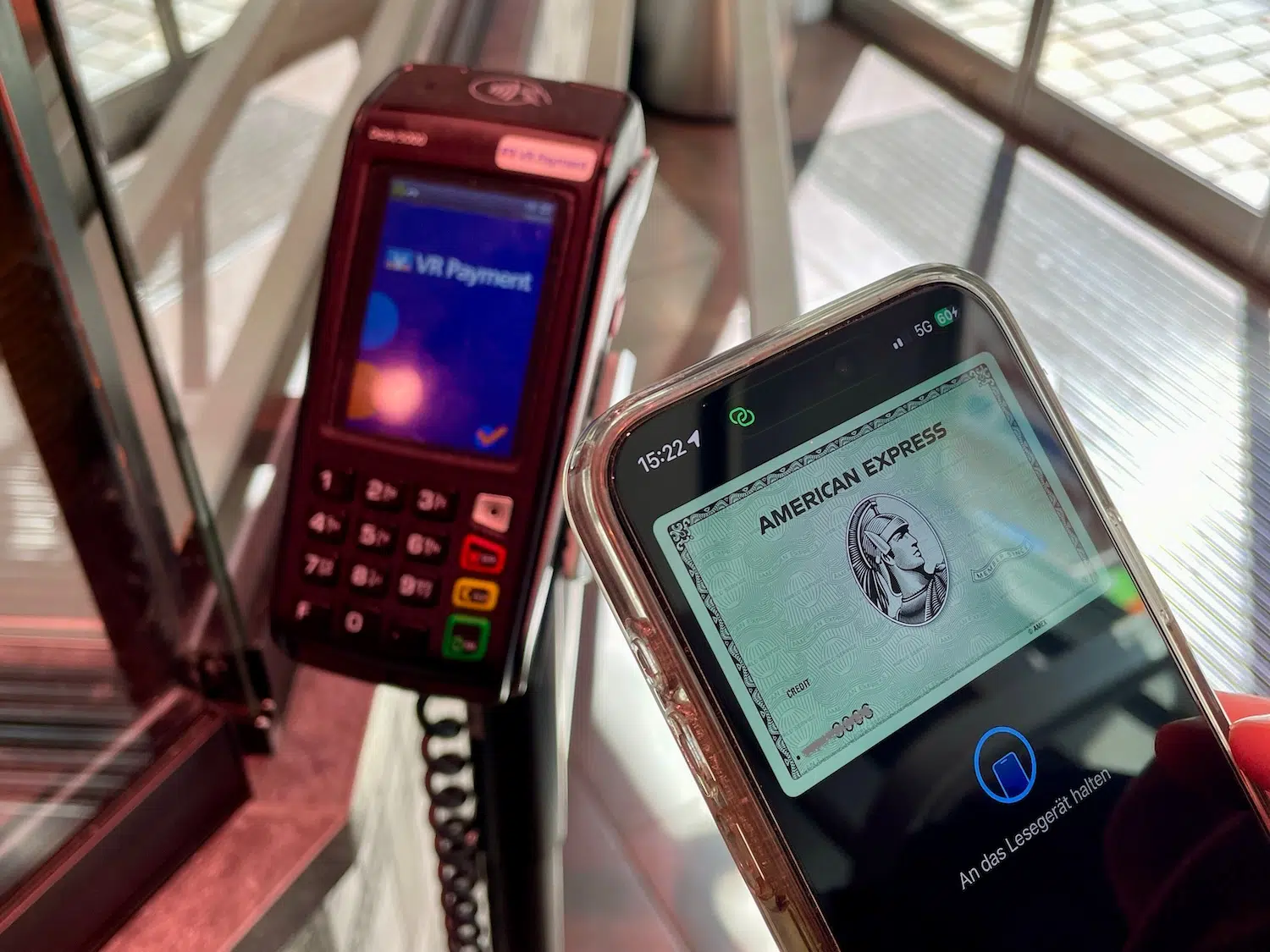 Reisekreditkarte auswählen: Kosten, Risiken und mein 2-Karten-Prinzip 3 Ein iPhone mit American-Express-Karte in Apple Pay vor einem Kartenterminal
