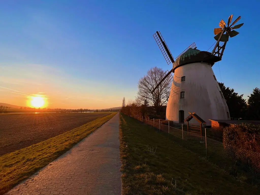 Weserbergland im Frühling: Zwei Tage rund um Hameln planen 10 Historische Windmühle in Tündern im Weserbergland
