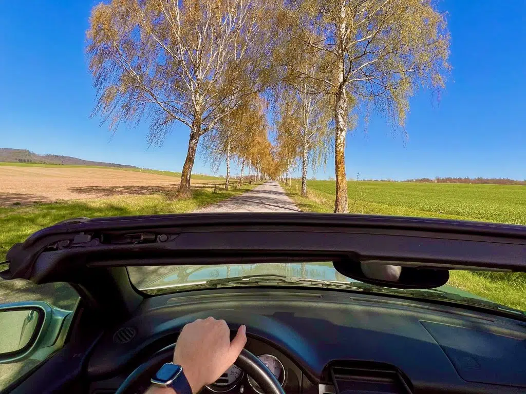 Weserbergland im Frühling: Zwei Tage rund um Hameln planen 12 Cabrio auf einer Landstraße im Weserbergland im Frühling