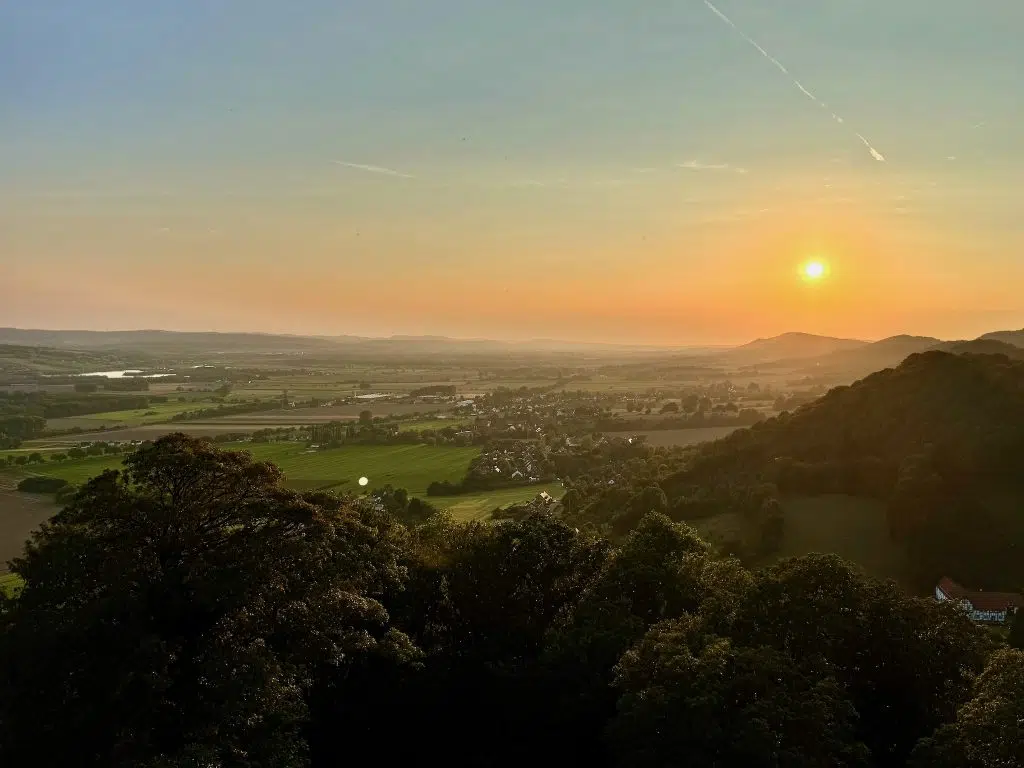 Weserbergland im Frühling: Zwei Tage rund um Hameln planen 11 Ausblick von der Burg Schaumburg über das Weserbergland