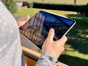 iPad Pro 13 Zoll Test Was sind die Stärken und Schwächen des iPad Pro 2024? Wie schlägt es sich als Reisebegleiter, mobiles Arbeitsgerät, Tool für Influencer und Creators oder MacBook-Ersatz im Urlaub? Dieser Testbericht beleuchtet alle Facetten des Geräts, basierend auf technischen Daten, unabhängigen Tests und Nutzererfahrungen.