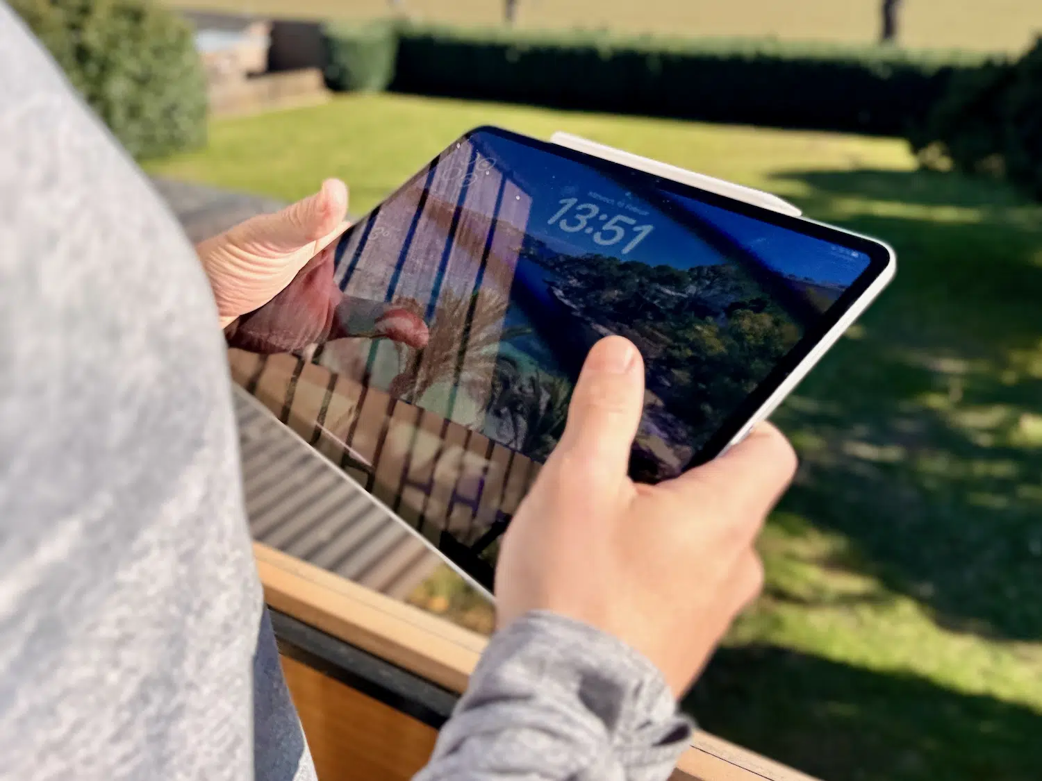 iPad Air M3 mit Magic Keyboard im Test: Meine Erfahrungen und die Grenze zum MacBook 13 iPad Pro in einer Hand im Freien
