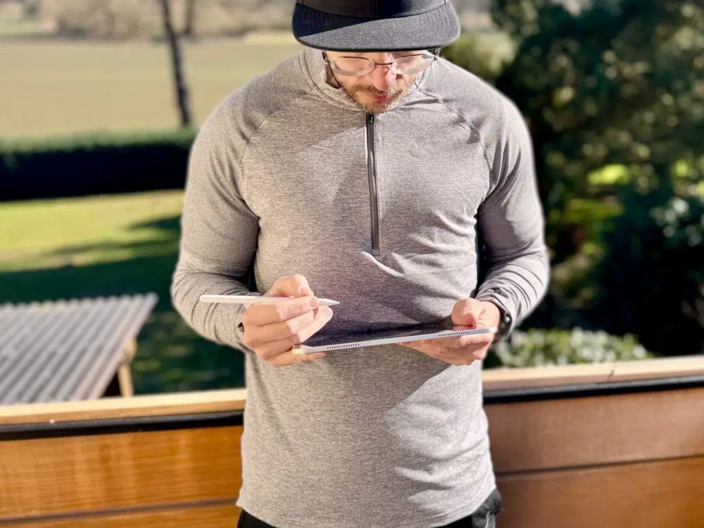 iPad Pro 13 Zoll M4 im Test: leichtes Reisegerät oder teurer Umweg? 2 iPad Pro 13 Zoll bei der Arbeit im Freien