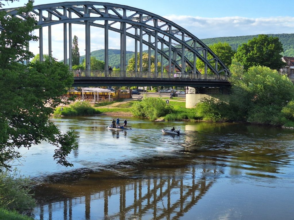 Weser4Lions SUP Tour Alles begann mit einer scheinbar simplen Ankündigung: Vier Männer wollen die komplette Weser ohne Pause auf einem riesigen SUP-Board bezwingen, um Spenden für das Kinderhospiz Löwenherz zu sammeln. Eine positive, greifbare Herausforderung – und super spannend für alle im Weserbergland. Während andere Redaktionen vielleicht noch zögerten, war für mich klar: Darüber müssen wir berichten. Sofort. Ich wusste aus eigener Erfahrung auf dem Board, was es bedeutet, gegen Strömung und Wind zu kämpfen. Aber 100 Stunden am Stück? Tag und Nacht? Das war eine andere Dimension. Es war die perfekte Mischung aus sportlichem Wahnsinn und einer tief berührenden Mission.