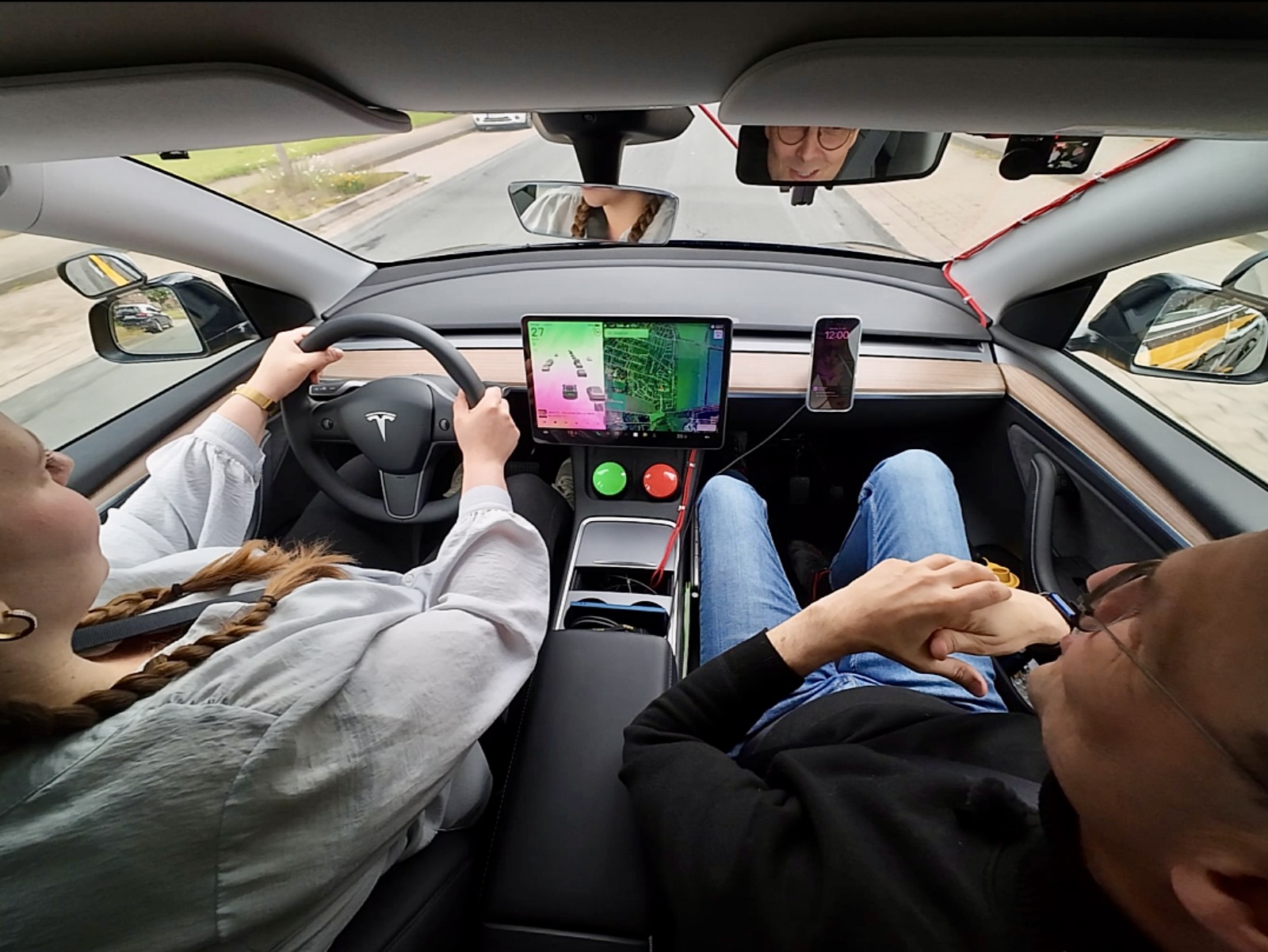 Es ist ein grauer Vormittag in Hameln, doch das Abenteuer, auf das ich mich heute einlasse, ist alles andere als alltäglich. Ich klettere auf die Rückbank eines flüsterleisen Teslas, und was ich sehe, ist kein gewöhnliches Cockpit: Fünf Kameras sind auf die Straße, den Fahrer und den Beifahrer gerichtet. Willkommen zur wohl berühmtesten Fahrstunde Deutschlands – live aus der Rattenfängerstadt. Ich darf heute HaPe Franke begleiten, den Fahrlehrer, dessen Videos auf TikTok und Instagram millionenfach geklickt werden.