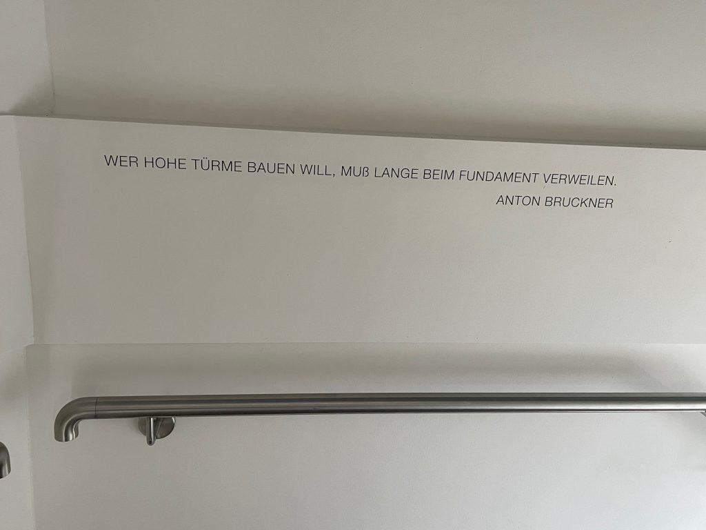 Schon im Treppenhaus stehen motivierende Sprüche an der Wand, und auf jeder Ebene führen Türen in die vier Innenräume. Foto: Sascha Tegtmeyer